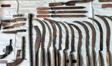 নাটোরে যৌথবাহিনীর অভিযানে অস্ত্রসহ আটক ২০