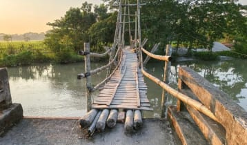 ৬ বছরেও মেরামত হয়নি ব্রিজ, ৩০ গ্রামের মানুষের ভোগান্তি