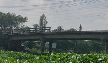 ৩১ বছরের পুরানো সেতু এখন গলার কাঁটা