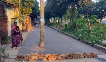 নরসিংদীতে সড়কের মাঝখানে বিদ্যুতের খুঁটি রেখেই ঢালাই
