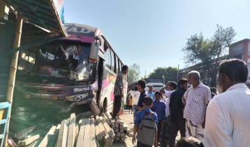 উল্টো পথে বাস, প্রাণ গেল ইজিবাইকচালকের