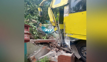চট্টগ্রামে নিয়ন্ত্রণ হারিয়ে উল্টে গেল পুলিশবাহী বাস, আহত ২০