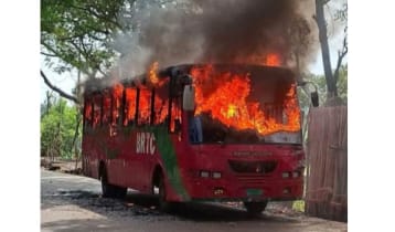 বরিশালে বিআরটিসি বাসে আগুন, অল্পের জন্য রক্ষা পেলেন যাত্রী