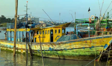 বাংলাদেশের জলসীমায় মাছ শিকার, ভারতীয় ফিশিং ট্রলারসহ আটক ৯