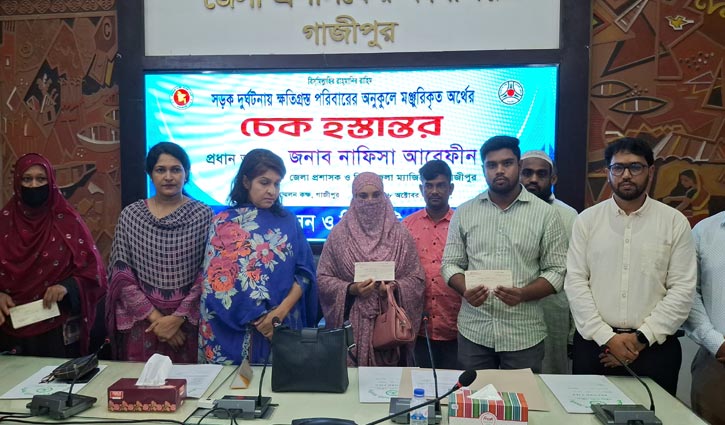 সড়ক দুর্ঘটনায় নিহত ৫ জনের পরিবার পেল ২৫ লাখ টাকা 