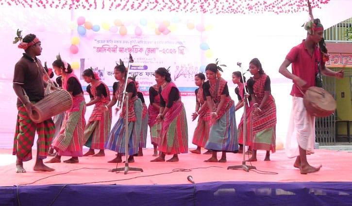 নাচে-গানে মুখরিত ঠাকুরগাঁওয়ের ক্ষুদ্র নৃগোষ্ঠী মেলা
