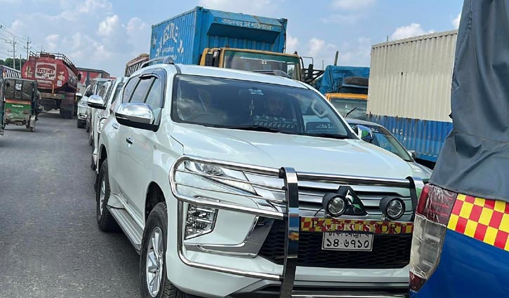 যানজটে আটকা পড়লেন সড়ক উপদেষ্টা 