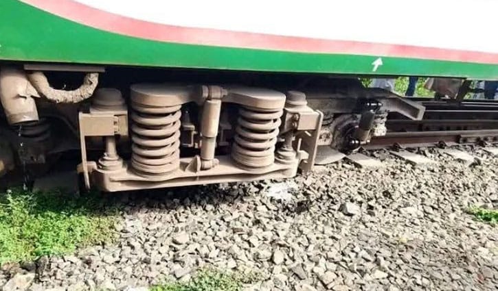 মোহনগঞ্জ এক্সপ্রেসের বগি লাইনচ্যুত, রেল চলাচল বন্ধ