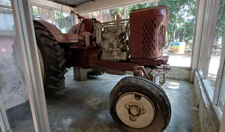 মাভাবিপ্রবিতে নষ্ট হচ্ছে উপহারের ট্রাক্টরসহ নানা সরঞ্জাম