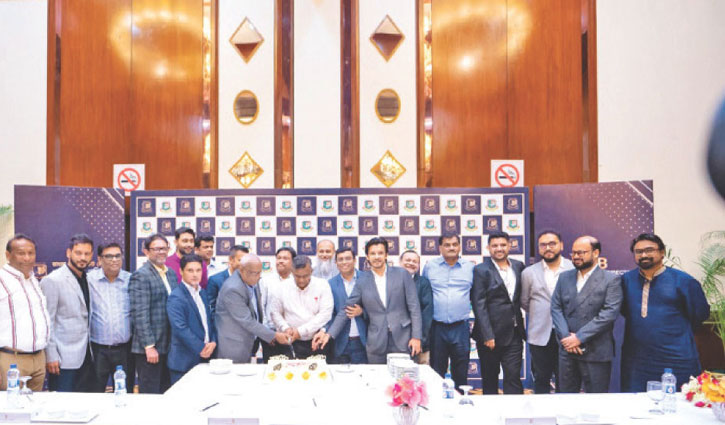 আমিনুলের দলে অভিষিক্ত বেশি, অভিজ্ঞ ‘কম’