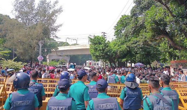 শিক্ষা ভবনের সামনে ৭ কলেজের শিক্ষার্থীদের বিক্ষোভ 