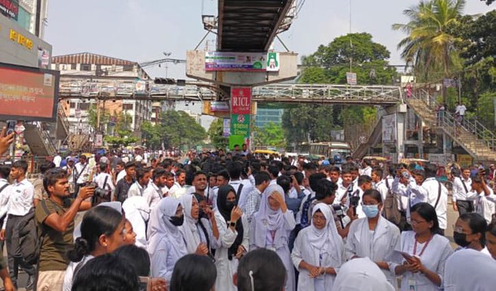 সায়েন্সল্যাবে সড়ক অবরোধ করে শিক্ষার্থীদের বিক্ষোভ 