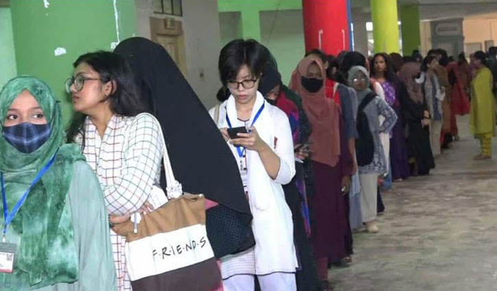 চাকসু নির্বাচন: প্রথম ৪ ঘণ্টায় ৩৫ শতাংশ ভোট পড়েছে