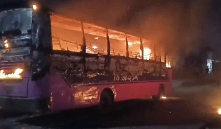 গাজীপুরে দাঁড়িয়ে থাকা ২ বাসে আগুন 