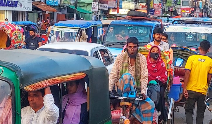 ইজিবাইক-অটোরিকশায় ঠাসা সুনামগঞ্জ শহর, দমবন্ধ অবস্থা