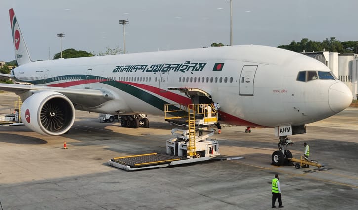 ওসমানী বিমানবন্দরে উড়োজাহাজে বোর্ডিং ব্রিজের ধাক্কা, ফ্লাইট বিলম্ব