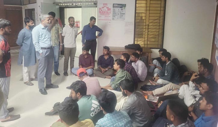 ভাসানী বিশ্ববিদ্যালয়ে সেশনজট নিরসনের দাবিতে আমরণ অনশনে শিক্ষার্থীরা