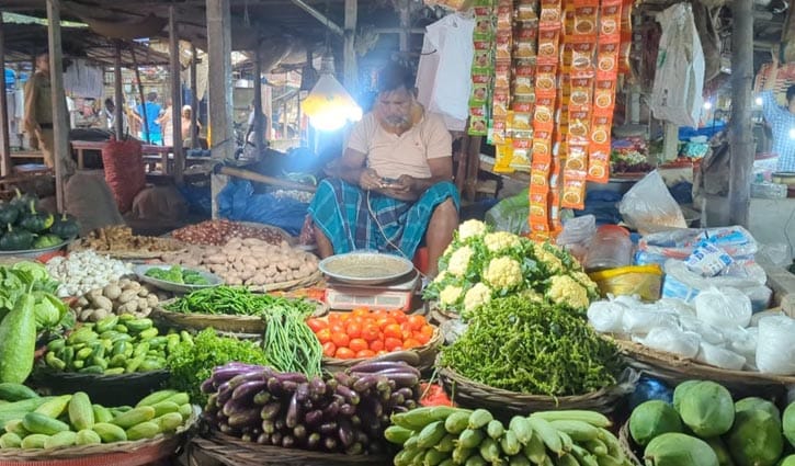 ধামরাইয়ের বাজারে বাড়ছে সবজির সরবরাহ, দাম অপরিবর্তিত 