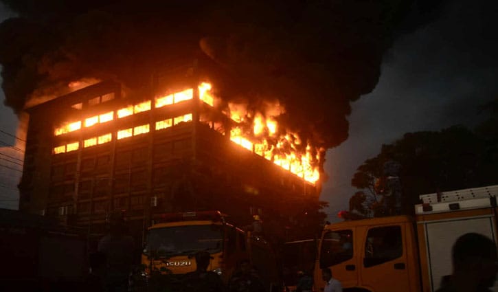 ৭ ঘণ্টায়ও নিয়ন্ত্রণে আসেনি চট্টগ্রামে কারখানার আগুন