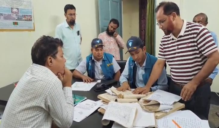 রাইজিংবিডিতে প্রতিবেদনের পর বিরামপুর সেটেলমেন্ট অফিসে দুদকের অভিযান