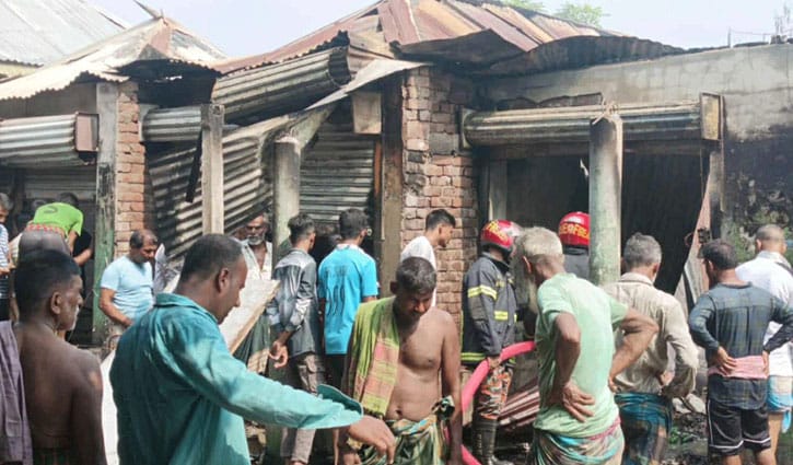কুষ্টিয়ায় আগুনে পুড়ে ছাই ১৩ দোকান, কোটি টাকার ক্ষতি