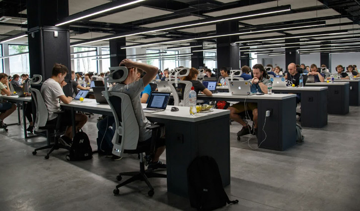 রেকর্ড সংখ্যক কর্মী ছাঁটাইয়ের পথে অ্যামাজন