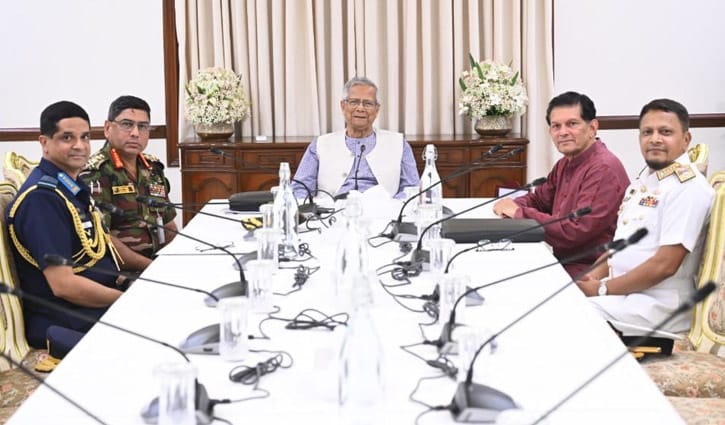 প্রধান উপদেষ্টার সঙ্গে তিন বাহিনীর প্রধানের সাক্ষাৎ