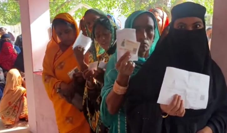 বিহারে বিধানসভা নির্বাচনে প্রথম দফার ভোটগ্রহণ চলছে