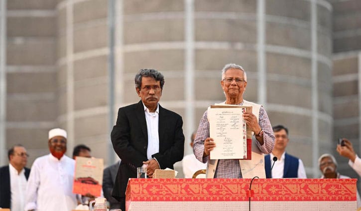 জুলাই জাতীয় সনদে স্বাক্ষর করলেন প্রধান উপদেষ্টা ও রাজনীতিবিদেরা