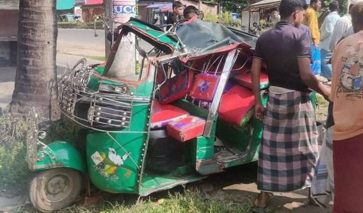 সড়ক বিভাজকে অটোরিকশার ধাক্কা, প্রাণ গেল শিশুর