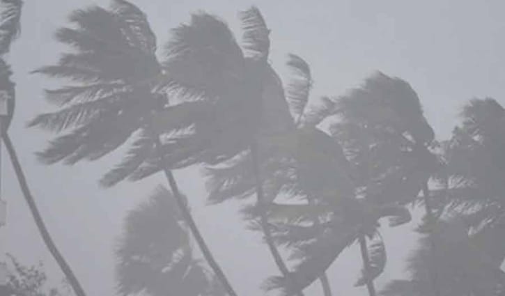 অন্ধ্রপ্রদেশ উপকূলে আঘাত হানার প্রক্রিয়ায় ঘূর্ণিঝড় মন্থা