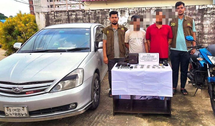 চট্টগ্রামে ডিবির অভিযানে অস্ত্র-গোলাবারুদসহ গ্রেপ্তার ২