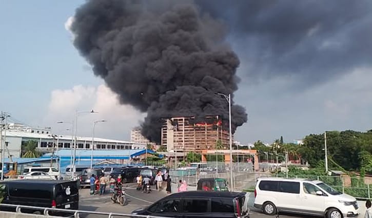 চট্টগ্রামে কারখানার আগুন নেভেনি এখনো, ভবন ধসের শঙ্কা