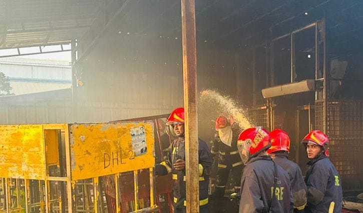 পুরোপুরি নিভেছে বিমানবন্দরের আগুন