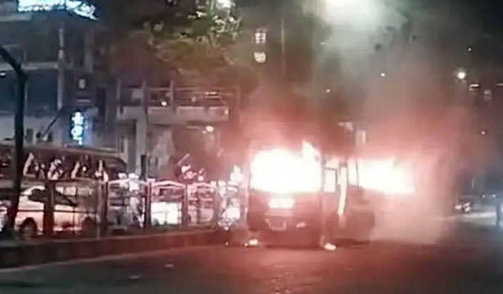 ধানমন্ডিতে ল্যাবএইড হাসপাতালের সামনে বাসে আগুন