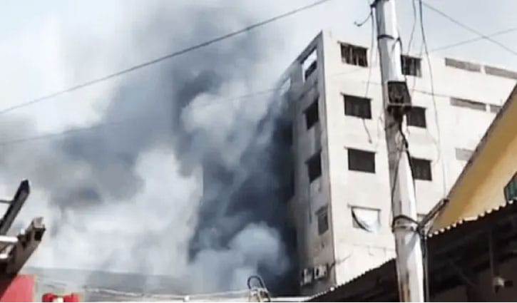 মিরপুরে পোশাক কারখানা ও কেমিক্যাল গুদামে আগুন, নিহত ৯