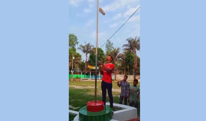 জাতীয় পতাকার দণ্ডে জুতা উত্তোলন, তরুণ আটক