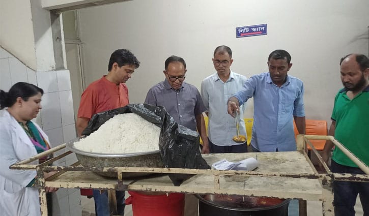 কুয়েত মৈত্রী হাসপাতালে আকস্মিক পরিদর্শনে স্বাস্থ্য সচিব