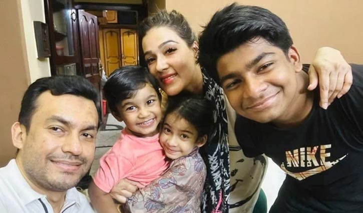 ডিভোর্সের পর প্রাক্তন স্বামীর সঙ্গে এক ফ্রেমে মাহি!