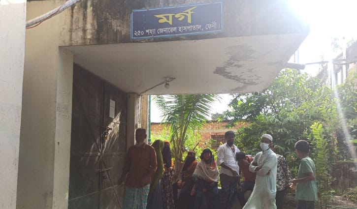 চলন্ত ট্রেনের ছাদ থেকে পড়ে যুবক নিহত