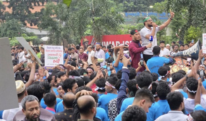 নোয়াখালী বিভাগ চেয়ে খামারবাড়িতে বিক্ষোভ