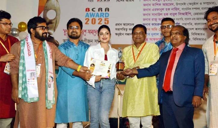 শ্রেষ্ঠ নায়িকার পুরস্কার পেলেন পরীমণি