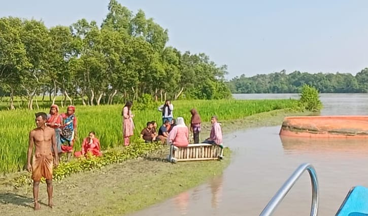 সুন্দরবনের নদীতে ট্রলার উল্টে পর্যটক নিখোঁজ 