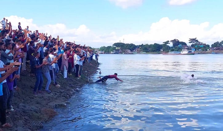 মনোনয়নবঞ্চিত প্রার্থীকে দেখে স্লোগান দিয়ে নদীতে লাফ