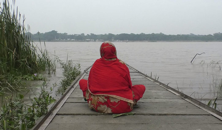 দুই ছেলের লাশের অপেক্ষায় রোজ নদীর পাড়ে বসে থাকেন মা