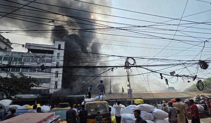 টঙ্গীতে তুলার গোডাউনে আগুন নিয়ন্ত্রণে ৭ ইউনিট