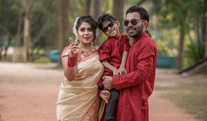 তৃতীয় সন্তানের বাবা হলেন গায়ক রুমি