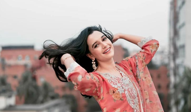 ‘রাক্ষস’ ছেড়ে ‘বনলতা এক্সপ্রেস’-এ সাবিলা নূর