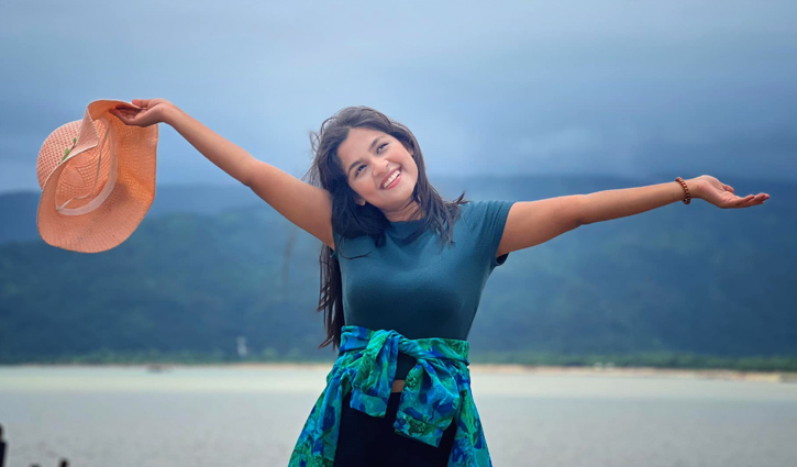 প্রেম ভাঙার গুঞ্জনে মুখ খুললেন সাদিয়া আয়মান