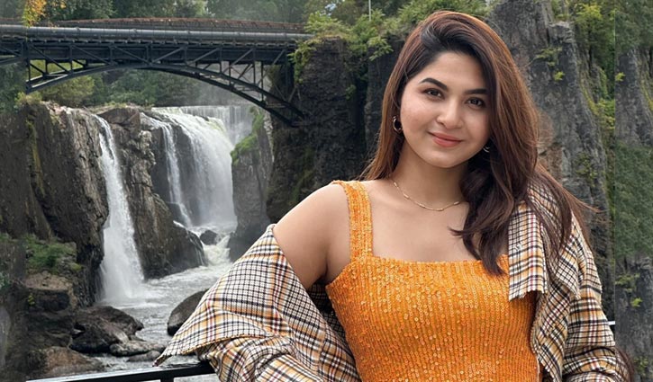 মেয়েকে নিয়ে বাজে কথা বলা পারিবারিক মানসিক অসুস্থতা: স্পর্শিয়া